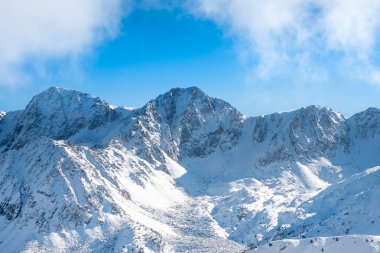 Gökyüzü ve kış dağlarda