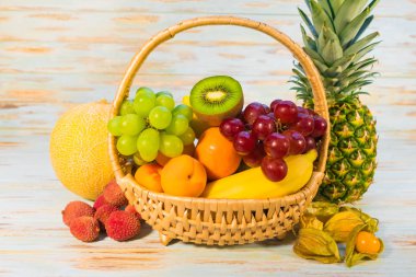 Ahşap arka planda meyve koleksiyonu