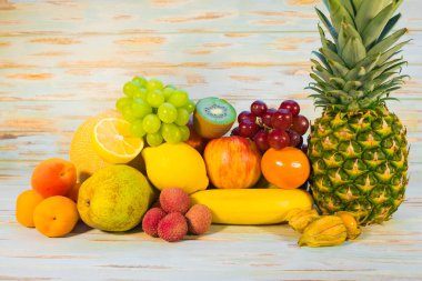 Ahşap arka planda meyve koleksiyonu