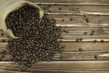 Ahşap arka plan üzerinde çuval kahve