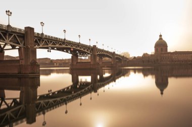 Toulouse-köprü Saint Pierre ve hastane La Grave