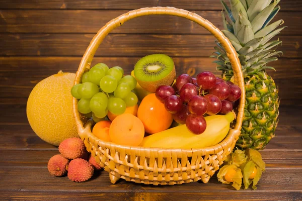 Ahşap arka planda meyve koleksiyonu