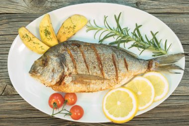 Plaka üzerinde ızgara Eşkine