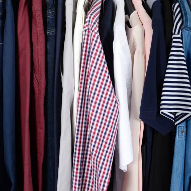 Farklı giysiler yan yana dizilmiş.