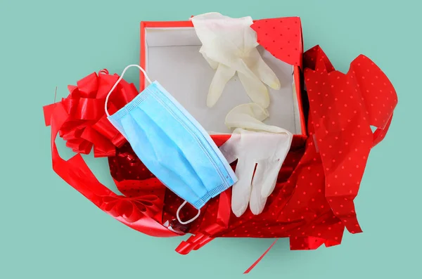 Sürpriz hediye, cerrahi maske ve eldiven.