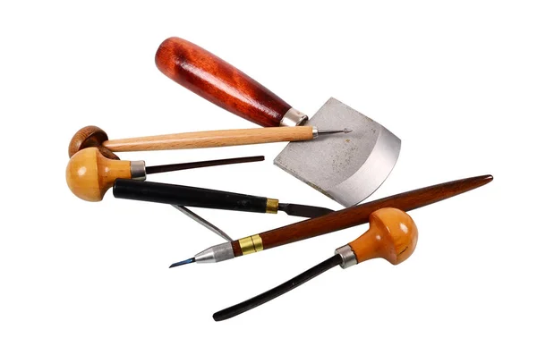 Beyaz arkaplanda çeşitli profesyonel ahşap oymacılığı ve grafik araçları