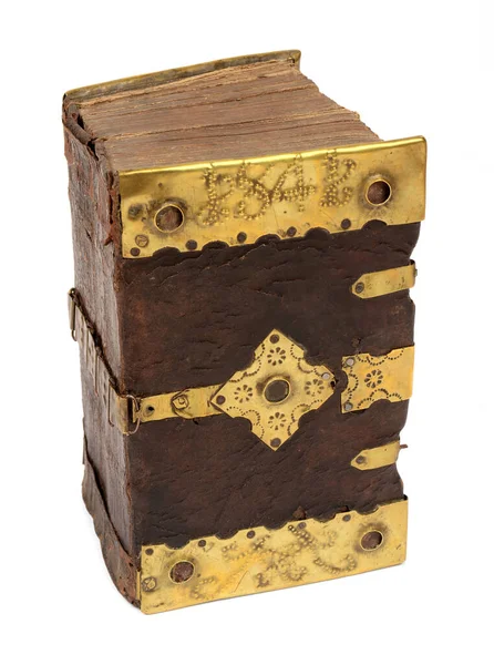 Beyaz arka planda izole edilmiş çok eski bir kitabın resmi