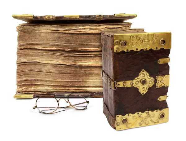 Beyaz arka planda altın süpürge detaylarıyla süslenmiş çok eski bir kitabın fotoğrafı.