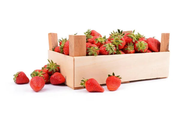 Beyaz arka planda tabutta çilek.