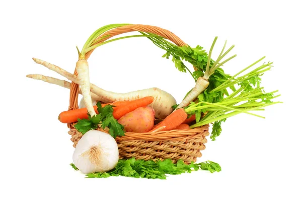 Verduras Frescas Una Canasta Mimbre Aisladas Sobre Blanco — Foto de Stock