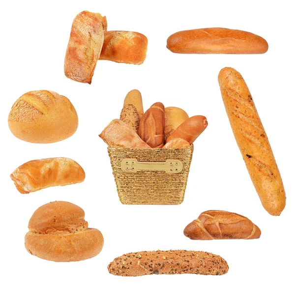 Hasır sepetteki büyük çeşitte ekmek beyaz arka planda izole edilir.