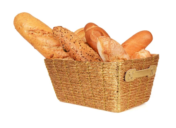 Hasır sepetteki büyük çeşitte ekmek beyaz arka planda izole edilir.
