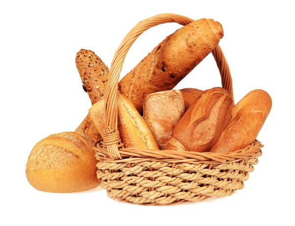 Hasır sepetteki büyük çeşitte ekmek beyaz arka planda izole edilir.
