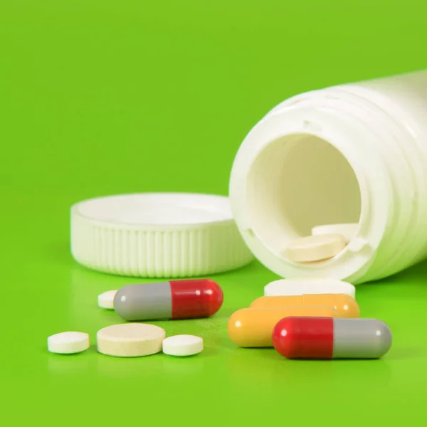 Yeşil Arkaplanda Çeşitli Haplar