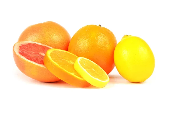 白の背景に単離された新鮮な混合柑橘類ジュース — ストック写真