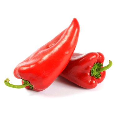 Kırmızı biberler beyaz arkaplanda izole