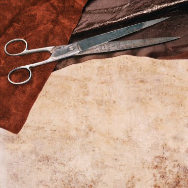 Grunge arka planında deri ve uzun makas