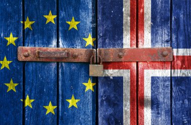 Kilitli kapıların arkasında AB ve İzlanda bayrağı