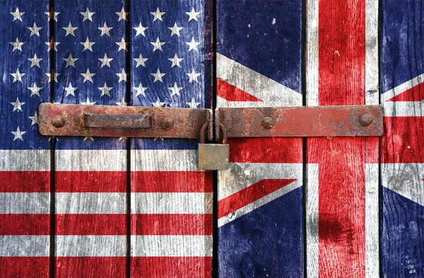 Bandera Americana Británica Fondo Viejas Puertas Cerradas — Foto de Stock