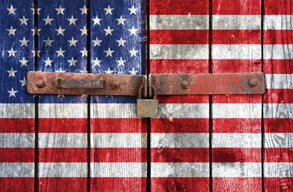 Eski kilitli kapıların arkasında Amerikan bayrağı
