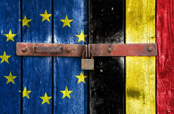 Прапор Бельгії Задньому Плані Старих Замкнених Дверей — стокове фото