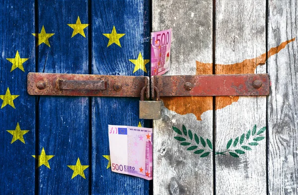 Прапор Кіпру Тлі Старих Замкнених Дверей Грошей Євро — стокове фото
