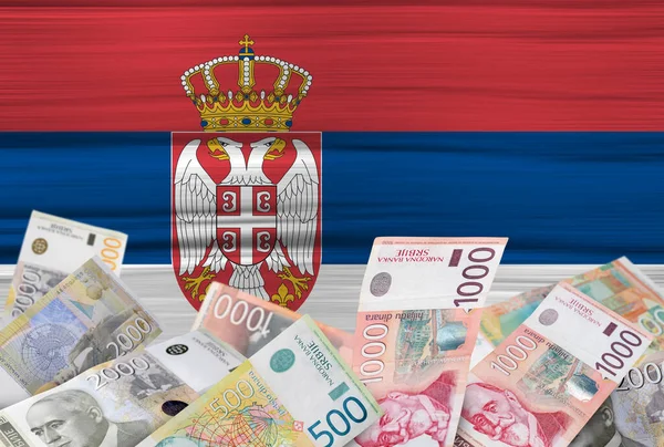 悬挂塞尔维亚国旗的塞尔维亚货币 — 图库照片