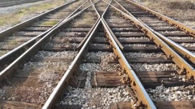 Tren rayları üzerinde demiryolu kesiştiği