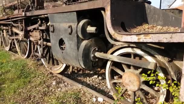 Vieja locomotora de tren — Vídeo de stock