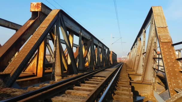 Железнодорожные пути на мосту — стоковое видео
