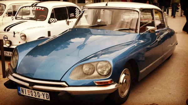 Nis, Serbia - 08 de octubre de 2016: El Citroen DS fue fabricado y comercializado desde 1955 hasta 1975. el DS era conocido por su diseño aerodinámico futurista del cuerpo y su tecnología innovadora. . — Foto de Stock