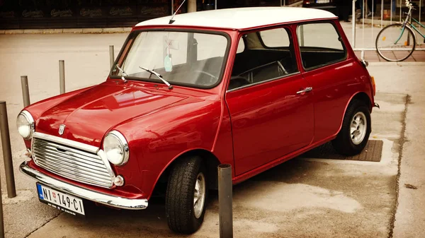 Nis, Serbia - 08 de octubre de 2016: Anciano Morris Mini-Super Deluxe fabricado desde 1963. El Mini original fue considerado un icono de la cultura británica de los años sesenta del siglo XX. . — Foto de Stock