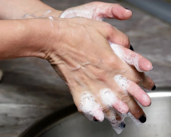 Händewaschen. Hände putzen. Hygiene lizenzfreie Stockfotos