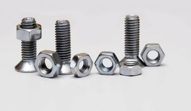 cıvata, vida ve somunlar beyaz zemin üzerine