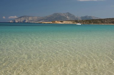 Yunanistan'ın Naxos adasında kumlu Mikri Vigla plaj Kristal berraklığında suları