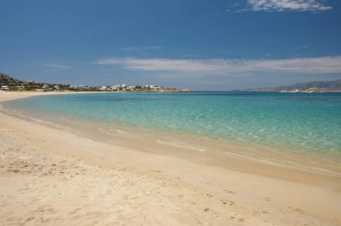 Yunanistan'ın Naxos adasında kumlu Mikri Vigla plaj Kristal berraklığında suları