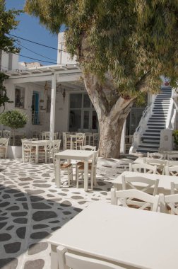Açık bir taverna Yunanistan Naxos adasındaki Naxos şehir sokaklarında parçası