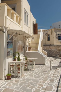Naxos şehir, Naxos Island, Yunanistan - 24.05.2017. : Yunanistan Naxos adasındaki Naxos şehir sokaklarında bir taverna açık parçası