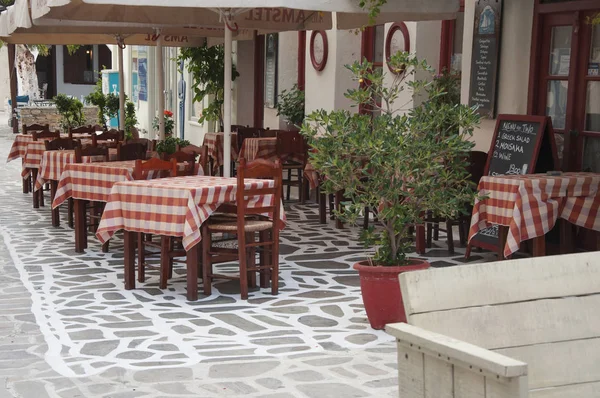 Naxos şehir, Naxos Island, Yunanistan - 26.05.2017. : Yunanistan Naxos adasındaki Naxos şehir sokaklarında bir taverna açık parçası