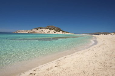 Yunanistan Elafonisos Adası'nda egzotik tunahan Beach kristal berraklığında suları
