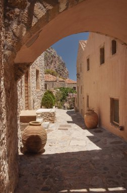 Yunanistan Peloponnese adlı rock yarımadasında Street 