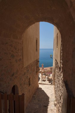 Geçit, Monemvasia Yunanistan Peloponnese adlı rock yarımadasında 
