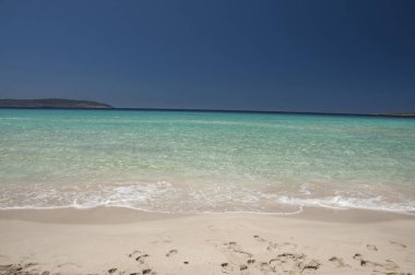 Yunanistan Elafonisos Adası'nda egzotik tunahan Beach kristal berraklığında suları