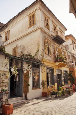Nafplio town, Yunanistan - 02.06.2016. : Street ve renkli café'de Nafplio town adlı Yunanistan Peloponnese
