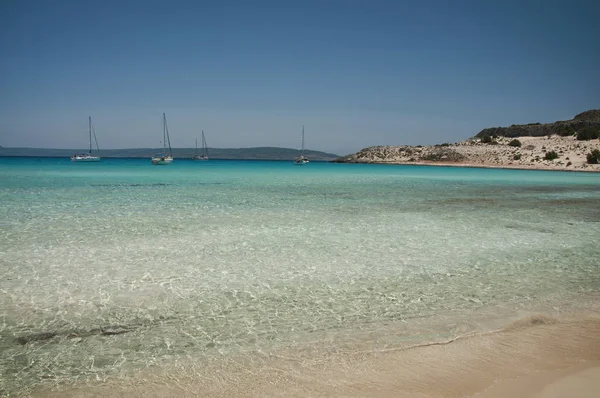 エラフォニソス島ギリシャでエキゾチックな Simos ビーチの透明な水 — ストック写真