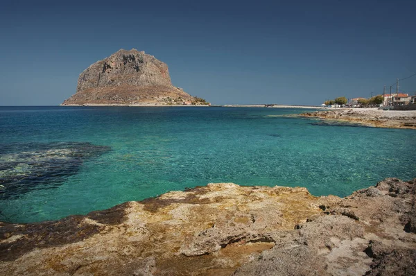 Vista Sobre Monemvasia Rock Praia Rochosa Continente Monemvasia Grécia — Fotografia de Stock