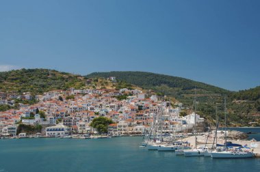 Skopelos kasaba Skopelos Island Yunanistan üzerinden panoramik görünüm