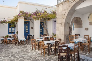 Plaka köyü, Milos Adası, Yunanistan - 05: 19 2014: Yunanistan 'ın Milos Adası' ndaki Plaka köyünün dar sokaklarında geleneksel tarz taverna