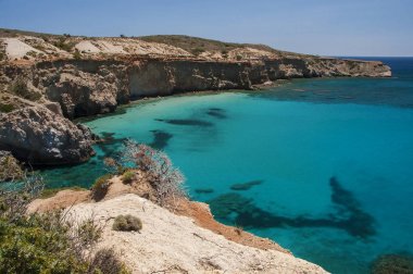 Tsigrado Beach Milos Adası Yunanistan kristal berraklığında suları