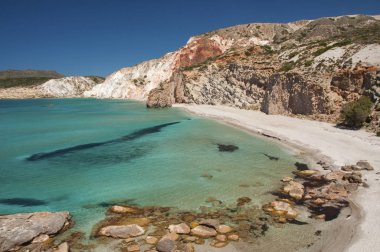 Turkuaz renkli suların Firiplaka Beach Milos Adası Yunanistan